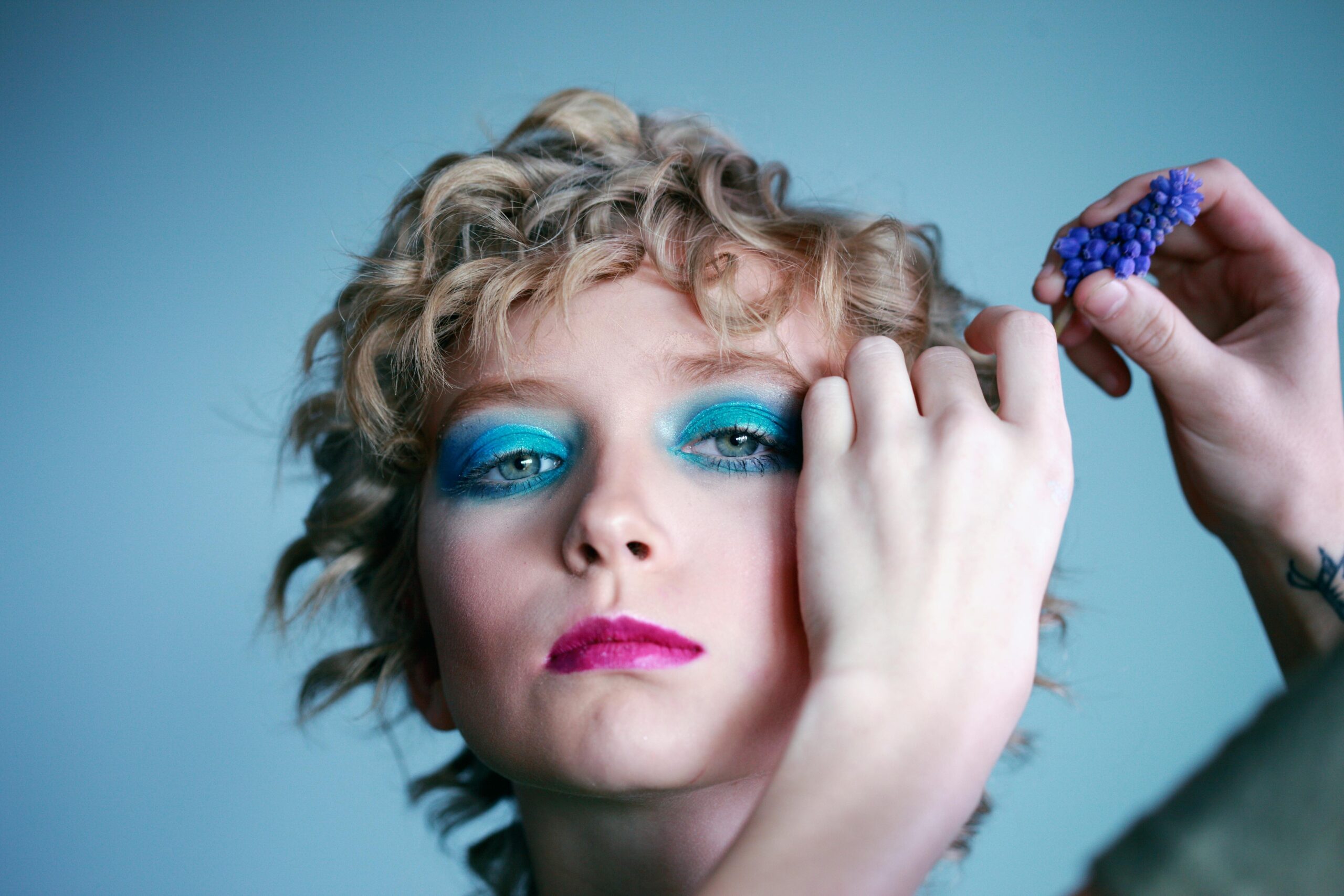 transgender model wearing makeup - how to tell if im trans